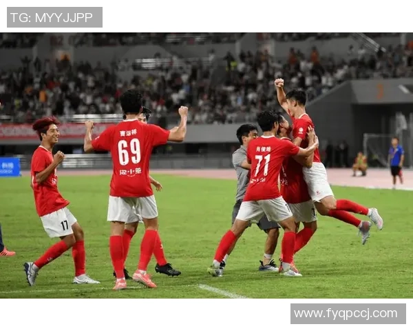 绿茵荣耀聚焦背影展现球星力量与激情瞬间